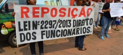 Servidores municipais vão às ruas cobrar da prefeitura salários atrasados