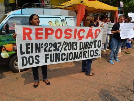 Servidores municipais vão às ruas cobrar da prefeitura salários atrasados