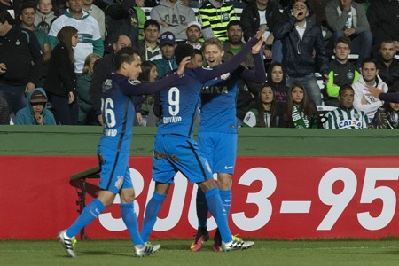 Mesmo com um a mais, Corinthians empata com o Coxa e sai do G4