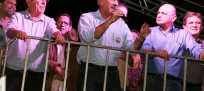 Bonito: Governador Reinaldo participa de comício e firma compromisso de asfaltar a Marambaia
