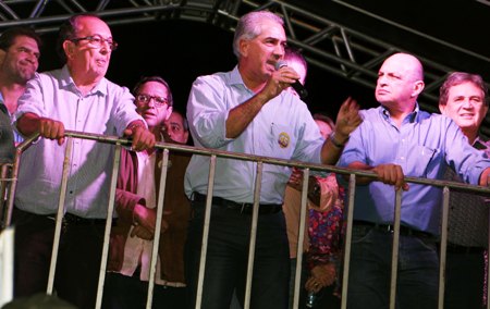 Bonito: Governador Reinaldo participa de comício e firma compromisso de asfaltar a Marambaia