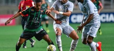 Em noite de apagão, América-MG vence o Botafogo e mantém sonho