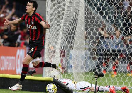 Tricolor leva gol no fim, perde do Furacão e não consegue embalar