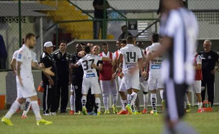 Com gol no início, Santos bate o Botafogo e entra no G4