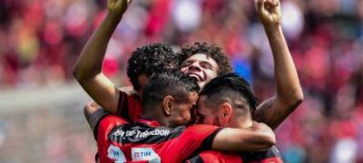 Flamengo bate Figueirense e segue na cola do líder Palmeiras