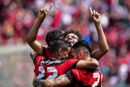Flamengo bate Figueirense e segue na cola do líder Palmeiras