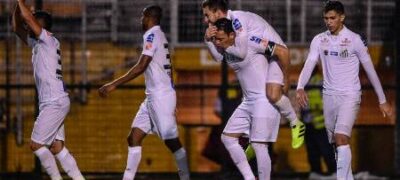 Santos vence Santa Cruz no Pacaembu e encosta no Atlético-MG