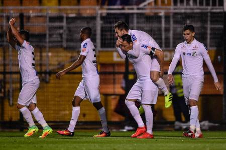 Santos vence Santa Cruz no Pacaembu e encosta no Atlético-MG