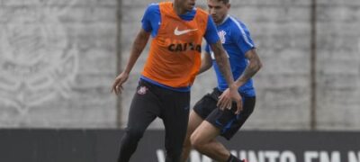 Com jejum de atacantes, Gustavo surge como esperança no Timão