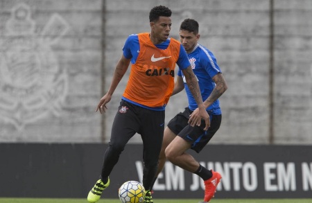 Com jejum de atacantes, Gustavo surge como esperança no Timão