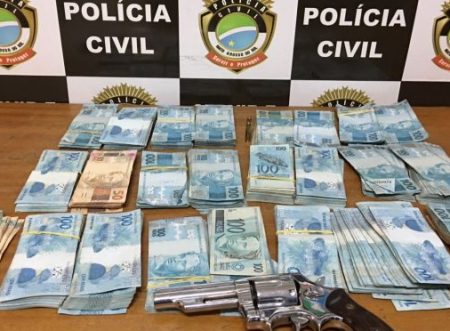Ex-prefeito é preso com arma  e R$ 113,7 mil escondidos no quarto