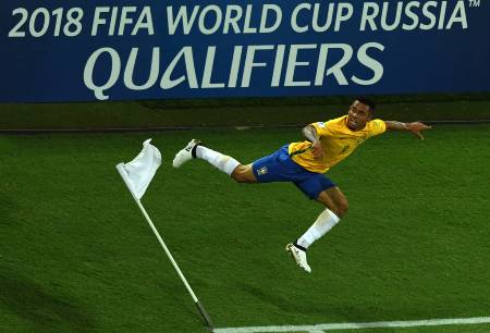 “Incansável”, Gabriel Jesus celebra gols com camisa 9 da Seleção