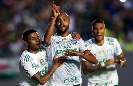 Palmeiras joga mal, mas faz o mínimo e mantém sobra na liderança