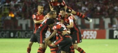 Flamengo vence clássico polêmico e pressiona líder Palmeiras