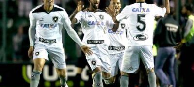 Botafogo marca nos acréscimos, vence o Figueirense e cola no G6