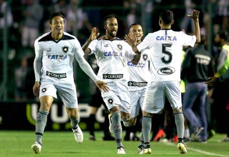 Botafogo marca nos acréscimos, vence o Figueirense e cola no G6