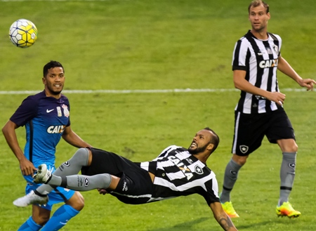 Corinthians é dominado pelo Botafogo e despenca no Campeonato Brasileiro