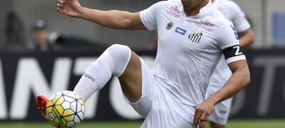 Em retorno de Ricardo Oliveira, Santos bate o Atlético-PR e segue no G4