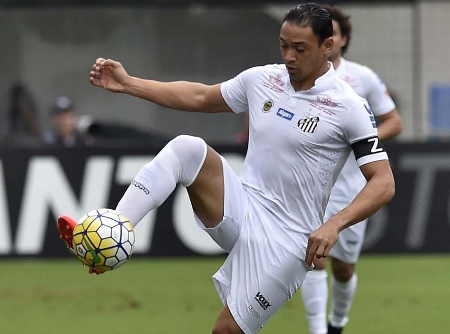 Em retorno de Ricardo Oliveira, Santos bate o Atlético-PR e segue no G4