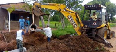 Prefeitura executa serviço de colocação de tubos na Rua Rio Grande do Sul