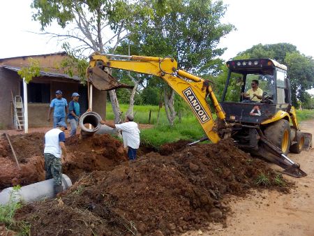 Prefeitura executa serviço de colocação de tubos na Rua Rio Grande do Sul