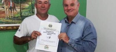 Prefeito entrega escrituras definitivas em Caracol