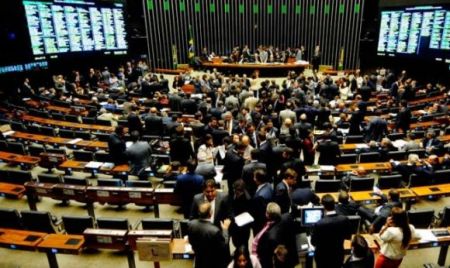 Senado aprova em 1º turno cláusula de barreira e fim de coligações