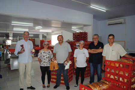 Hélio visita indústria de alimentos e garante incentivo aos novos empreendimentos