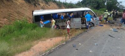 Batida trágica entre carreta e Micro-ônibus nas proximidades do Distrito Caracol com mortos e feridos