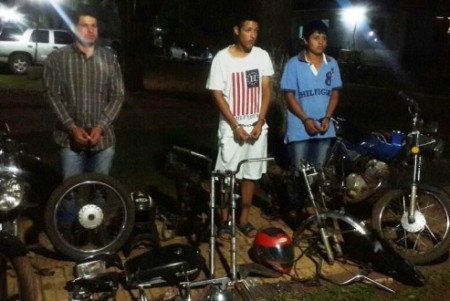 Policia estoura desmanche de motos e prende três na Fronteira
