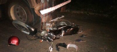 Em Bela Vista, motoqueiro colide em caminhão estacionado