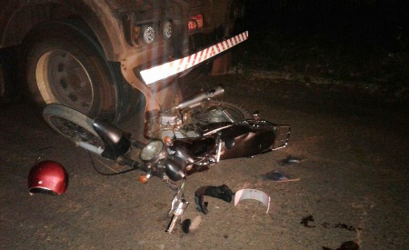 Em Bela Vista, motoqueiro colide em caminhão estacionado