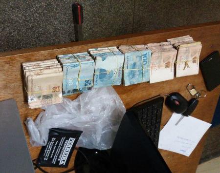 Motorista é flagrado com R$ 60 mil  em fundo falso de caminhão-baú