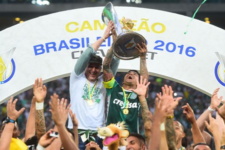 Palmeiras bate Chapecoense e ganha título brasileiro após 22 anos