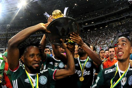 Zé Roberto exalta elenco campeão e sinaliza permanência no Palmeiras