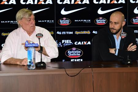 Jô entra de férias, e Corinthians projeta 2017 com Maycon e Moisés