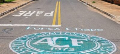 No Tiradentes, artista pinta rua com brasão Chapecoense como homenagem do bairro