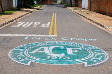 No Tiradentes, artista pinta rua com brasão Chapecoense como homenagem do bairro