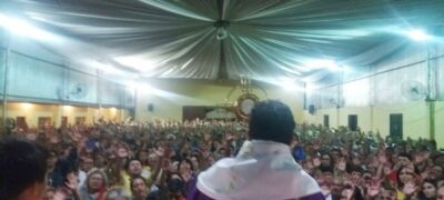 Multidão de fiéis lotam Missa com os padres Benedito e Léo Valdez no Paraguai