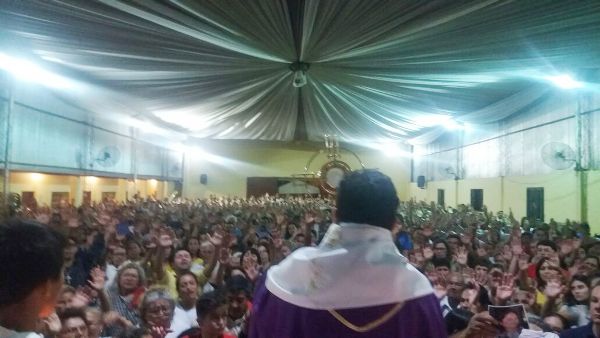 Multidão de fiéis lotam Missa com os padres Benedito e Léo Valdez no Paraguai