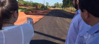 Márcia Marques vistoria obras de pavimentação asfáltica na rua João Nunes