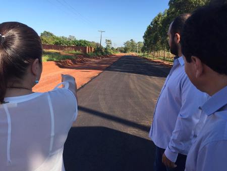 Márcia Marques vistoria obras de pavimentação asfáltica na rua João Nunes