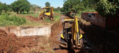 Secretaria de obras realiza limpeza da valeta do bairro Baixada Corintiana