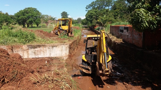 Secretaria de obras realiza limpeza da valeta do bairro Baixada Corintiana