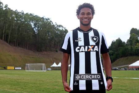 Jonas é apresentado no Botafogo e se dispõe a jogar em várias posições