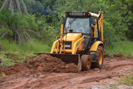 Secretaria de obras realiza drenagem de rua no bairro Nova Bela Vista