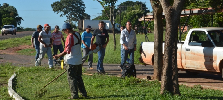 Equipe da Secretaria de Obras realiza limpeza e manutenção do receptivo turístico