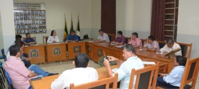 Prefeito Reinaldo Piti participa de reunião com vereadores na Câmara Municipal