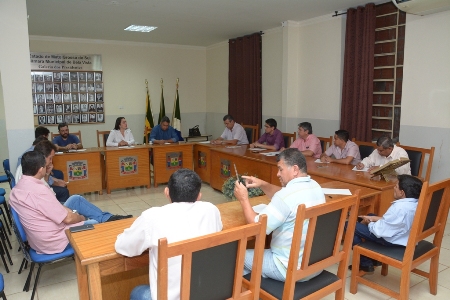 Prefeito Reinaldo Piti participa de reunião com vereadores na Câmara Municipal