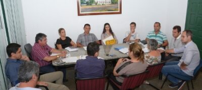 Prefeito Reinaldo Piti preocupado com o atraso salarial dos funcionários, se reúne com Departamento Financeiro, Jurídico e Secretariados para discutir uma solução